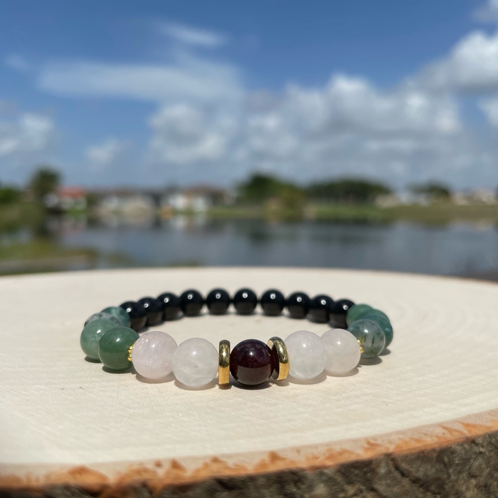 Green Moss Agate Onyx Rose quartz Garnet stretch beaded bracelet. 8 mm stones